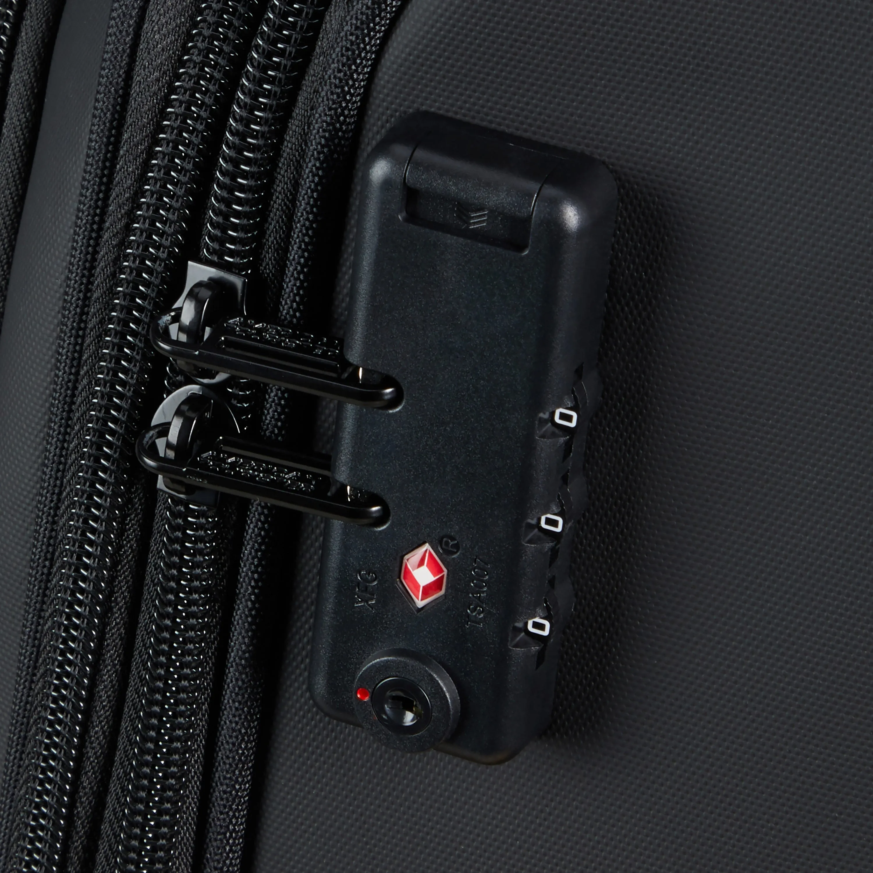 American Tourister Daring Dash Spinner Expandable Medium Luggage